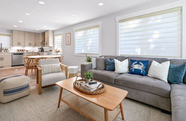 Cozy and bright cottage by the bay
