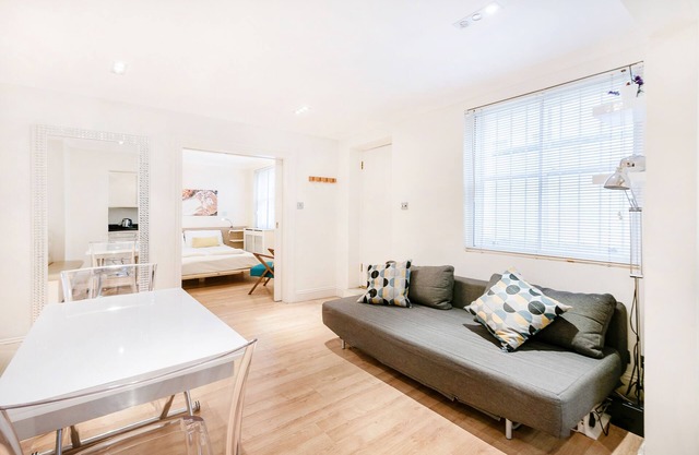 Cozy and Central 1 Bedroom Flat - Sleeps 4