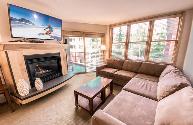 Cozy and Charming W/Fireplace, Family Trip!