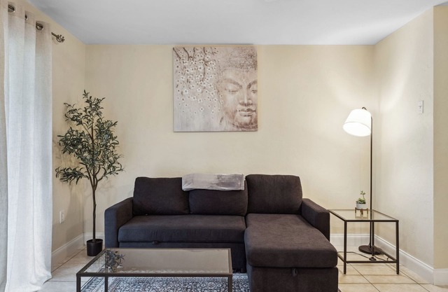 Cozy and Clean Getaway - Close to UF, Downtown and Midtown!