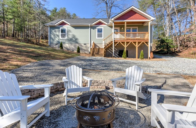 Cozy and Clean, Pet and Family-Friendly Gem; Minutes to Asheville