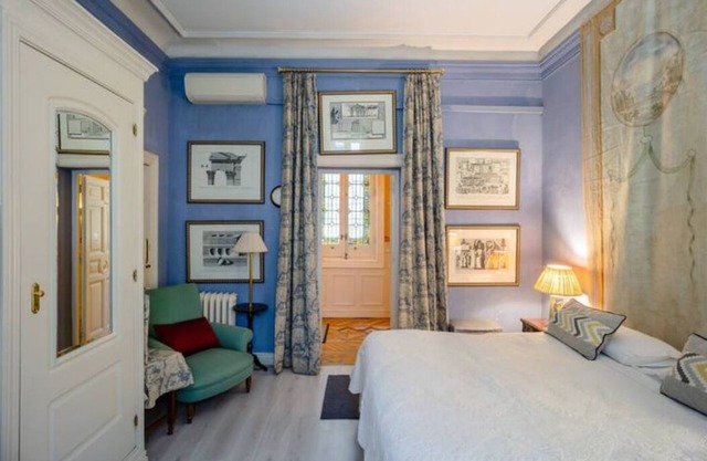 Cozy and Elegant Blue Room with 2 balconies in Opera
