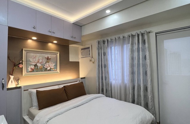 Cozy and luxurious Family Room in Araneta Center