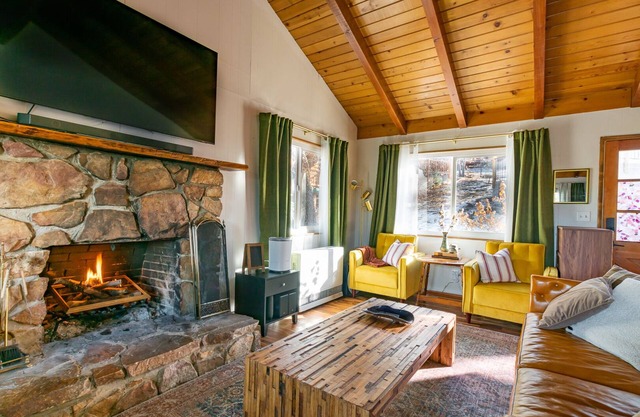 Cozy and modern Yena Cabin in Big Bear. Family-Friendly!