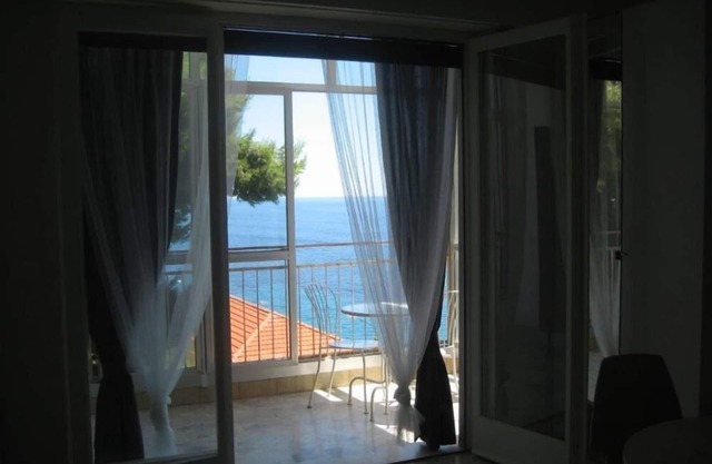 COZY AND PANORAMIC SEAFRONT STUDIO APARTMENT