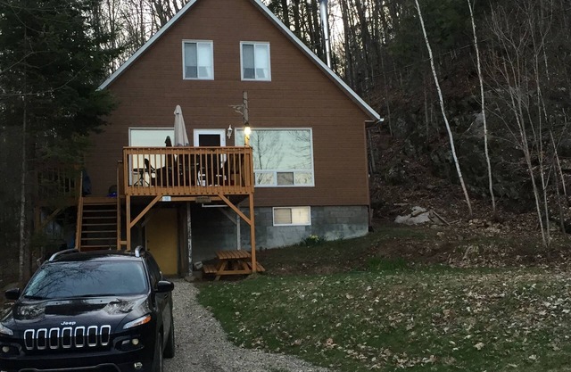 Cozy and secluded cottage on a private road. 7 minutes from all amenities.