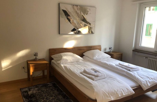 Cozy and sunny 2BR flat in the city center (Sky10)