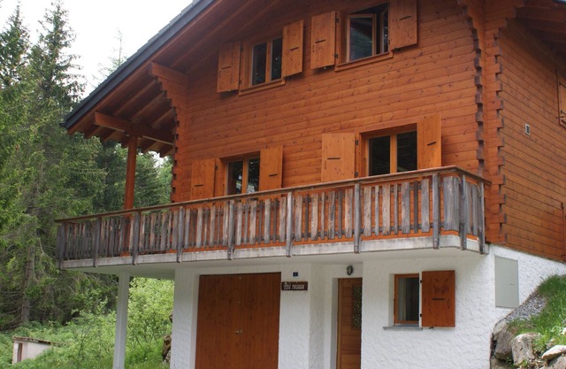 Cozy and well-appointed cottage on the edge of a small brook in Champex-Lac