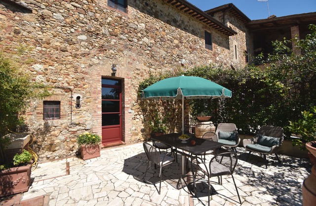 Cozy apartment in Chianti Villa, large pool, wi-fi, A/C, minutes from Siena