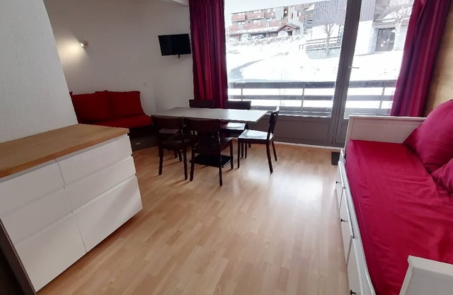 Cozy Apartment Near Slopes & Shops with South-Facing Balcony
