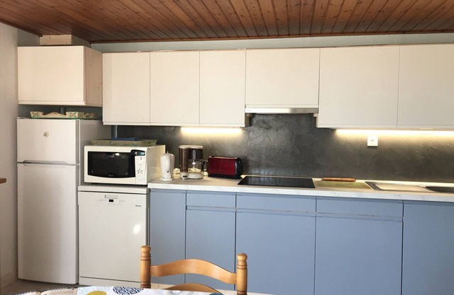 Cozy Apartment 200m from Beach with Balcony and Parking