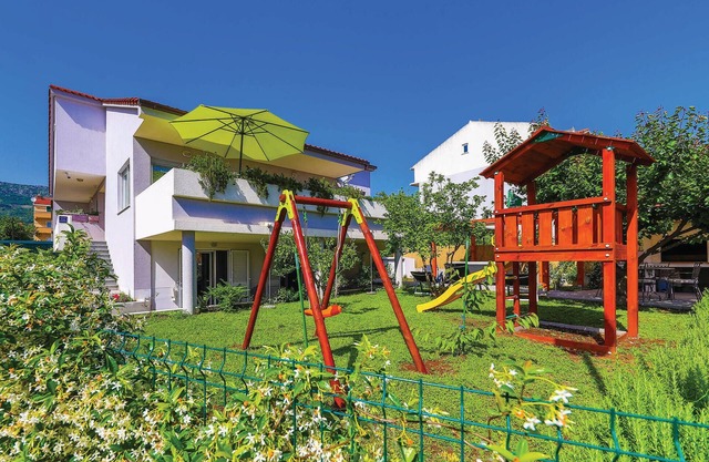 Cozy apartment in Kastel Kambelovac