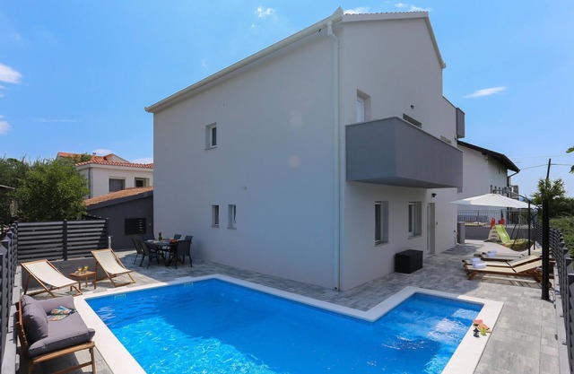 Cozy apartment in Kastel Kambelovac