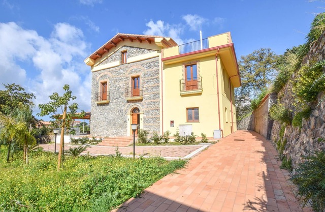 Cozy apartment in Longobardi Marina