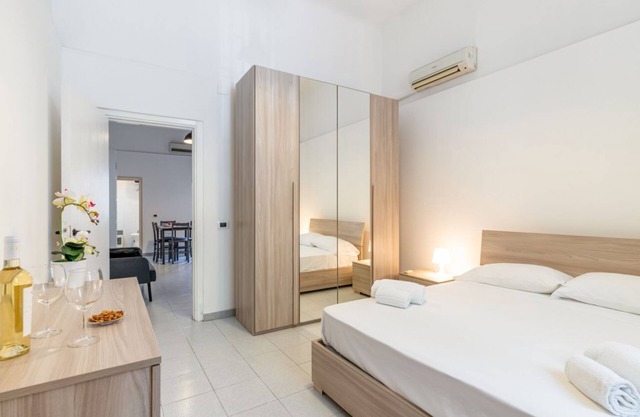 Cozy Apartment: 10 Min from Station and University