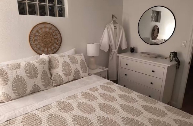 Cozy Apartment 10 Min From Beach or Downtown/Covered Patio & Grill/Sleeps 4
