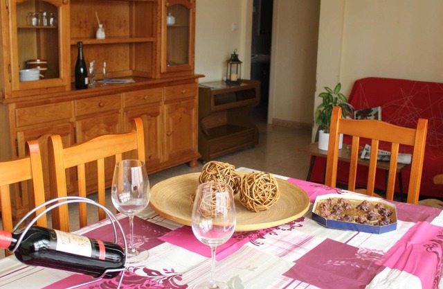 Cozy Apartment 100m from Port Beach, Close to Promenade & Shops, WiFi Available