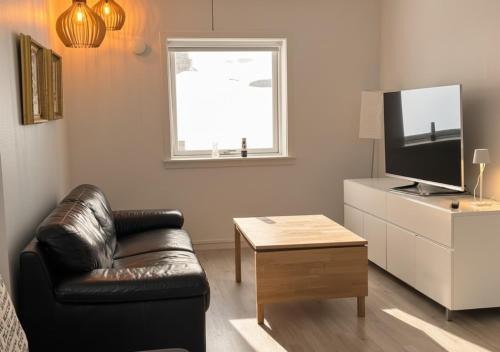 Cozy Apartment by Harbour, 2 Min Walk to Shops