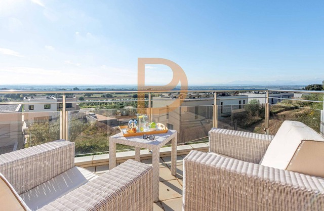 Cozy apartment for 8 people with pool and sea view