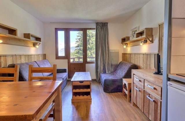 Cozy Apartment for 4 in La Tania - Ski-in/Ski-out, Balcony, Centrally Located