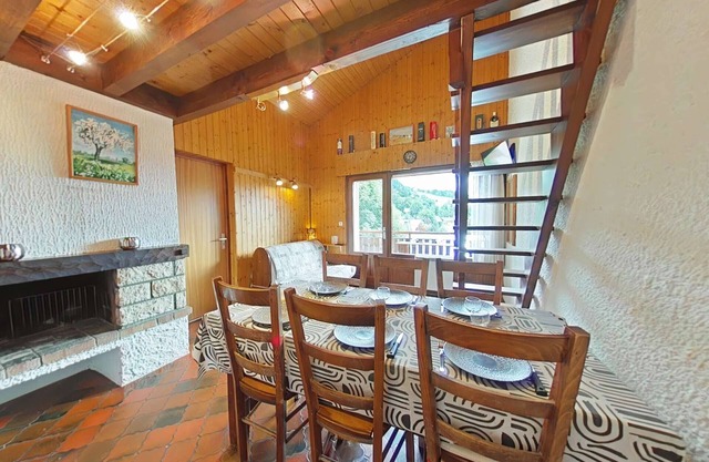 Cozy apartment 7 sleeps, ski-in/ski-out, fireplace, parking