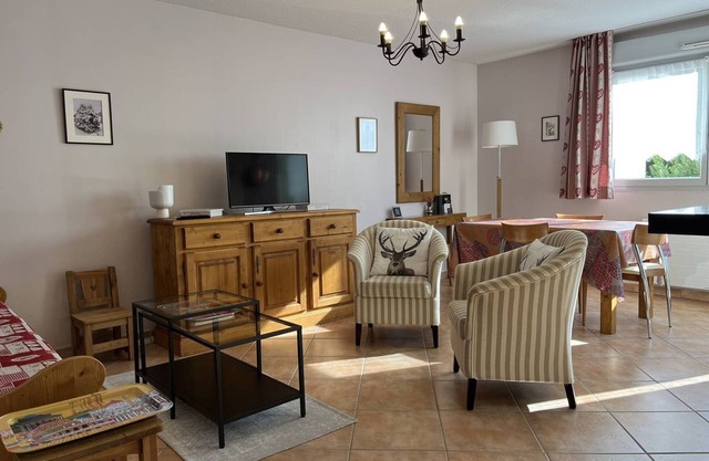 Cozy Apartment with Balcony, WiFi, and Free Parking near Ski Slopes