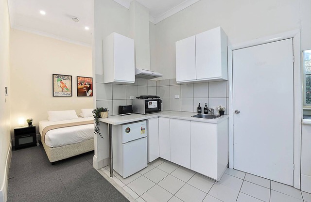 Cozy Apartment in Brunswick! Near Sydney Road trams, trains. Parking!