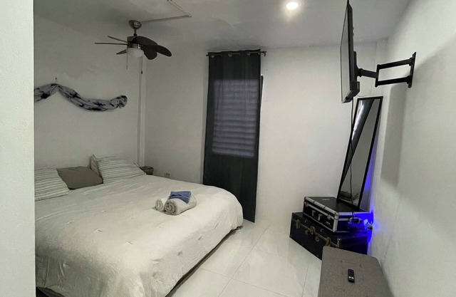 Cozy apartment in charming Belize City with WiFi, AC