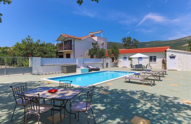 Cozy apartment in Kastel Novi