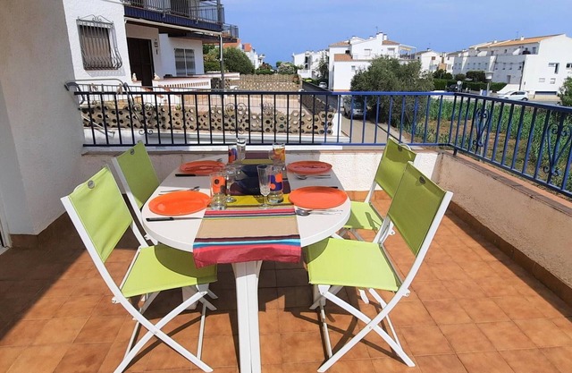 Cozy Apartment in Sant Genis, Llançà – Steps from Grifeu Beach, 2 Bedrooms, Terrace, Parking