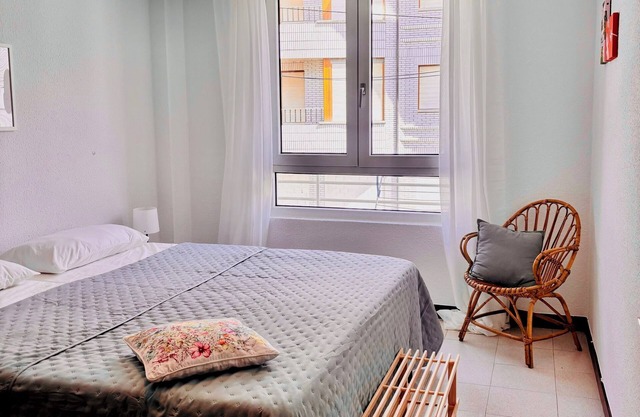 Cozy apartment on the coast. Swimming pool and tennis court. Ideal for couples.