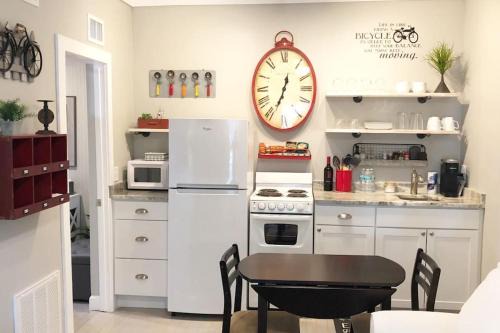 Cozy Apartment Overlooking Downtown and Park NO KIDS, NO PETS