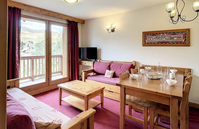 Cozy Apartment with Balcony, Indoor Pool, and Private Parking Near Slopes
