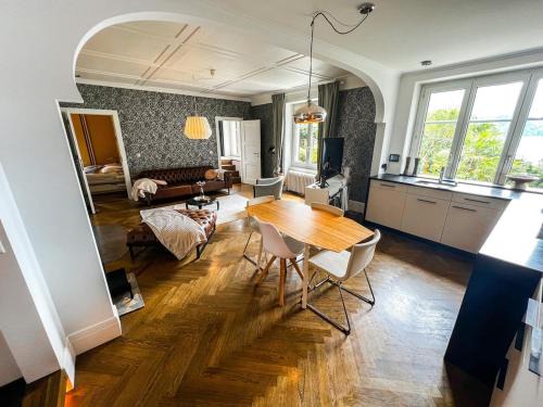 Cozy Apartment with Stunning Lakeview