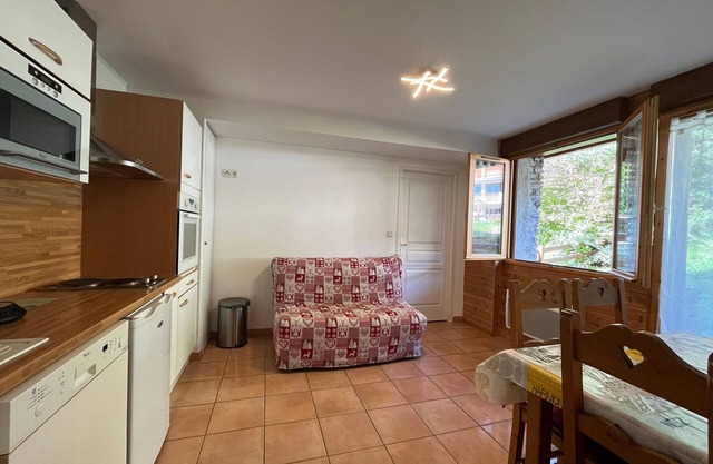 Cozy Apartment with Terrace, Parking, and Ski Storage, Steps from Pra-Loup Center