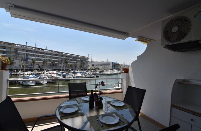 Cozy Apartment with Terrace and Canal Views, Near the Beach in Roses, Costa Brava.