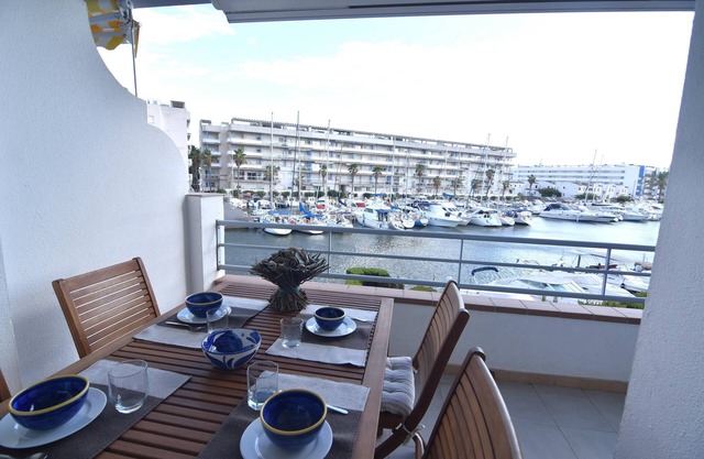 Cozy Apartment with Terrace and Canal Views, Near the Beach in Roses, Costa Brava.