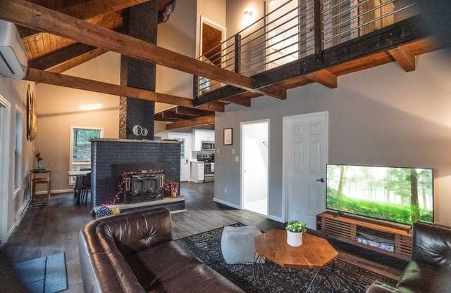 Cozy Arctic Getaway w/Hot Tub near Bushkill Falls