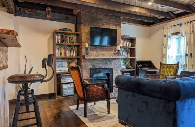 Cozy Artist Getaway Near City