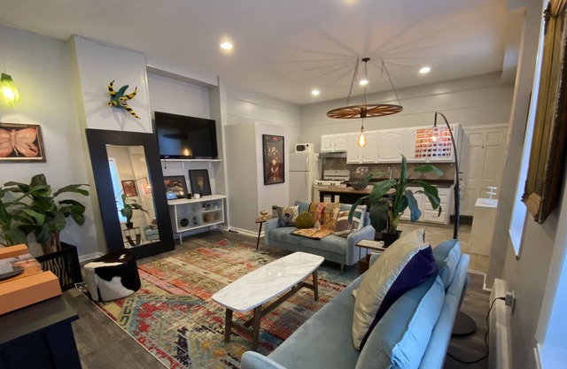 Cozy Artsy Home w Deck and Home Office pet friendly