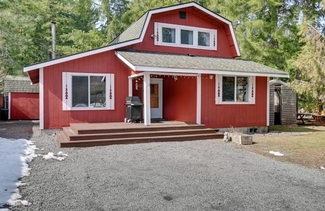 Cozy Ashford Home - 5 Mi to Rainier Natl Park!