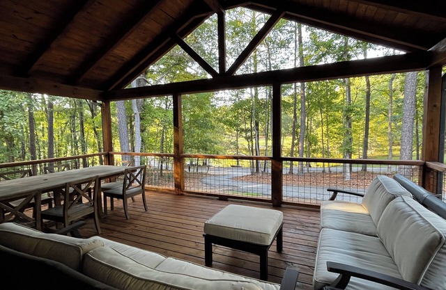 Cozy Athens Retreat- All Decked Out with Pond View-7 miles from Dwntwn