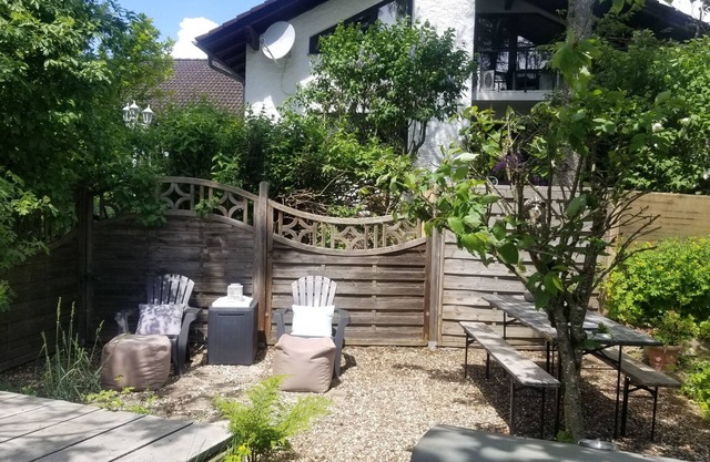 Cozy attic apartment in the countryside, balcony w. Tree house feeling, barbecue corner, 2-4pers.
