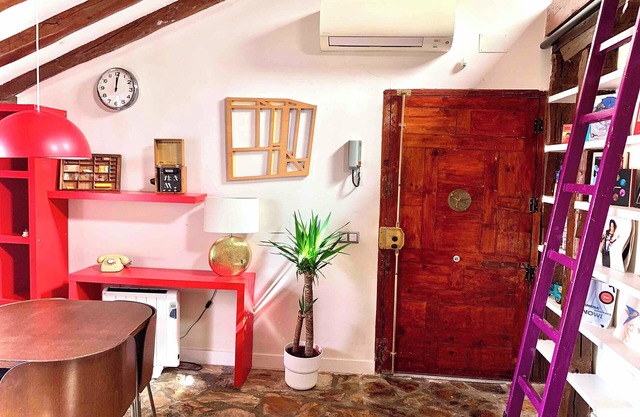 Cozy Attic Flat with Intimate Rooftop Terrace and Elevator in Historical Center