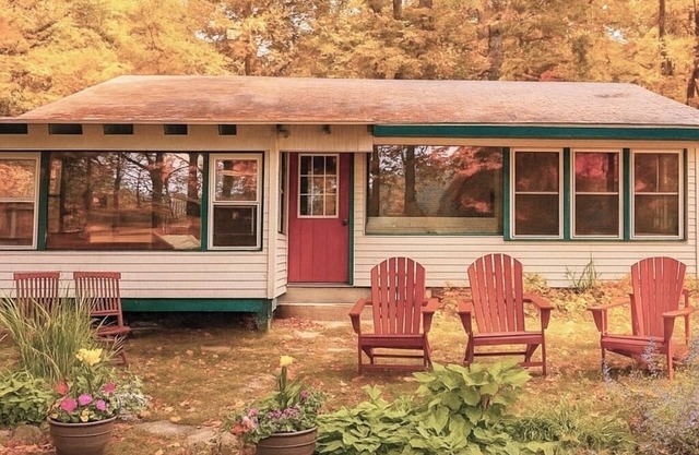 Cozy autumn retreat, lakeside with hot tub and fire pit, perfect for couples!