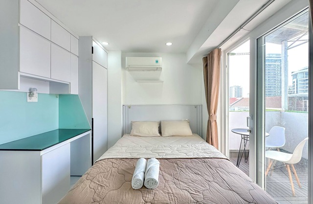 Cozy balcony studio in D7 with chill rooftop