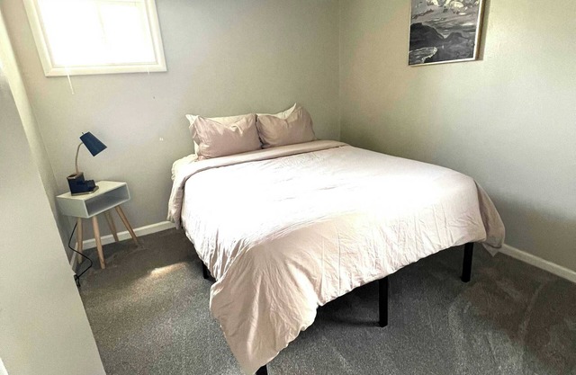 Cozy Basement Apartment - blocks from Old Town