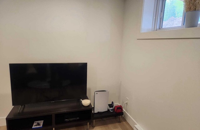 Cozy Basement Apartment with Private Entrance and Office space-4 Mins to Airport