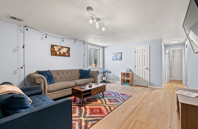 Cozy Basement Apt. w/Full Kitchen+Xbox+W/D & Games