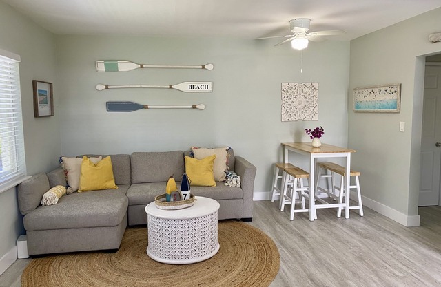 Cozy Beach Apt - steps to the beach ☀️